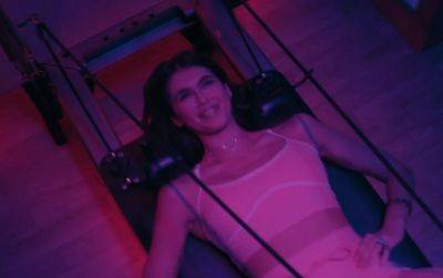 Kaia Gerber Appears On ‘SNL’; ‘Palm Royale’ Star Debuts Alongside Kristen Wiig In ‘Pilates’ Horror Movie Trailer Skit - deadline.com