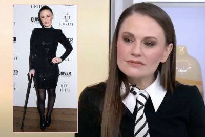 Anna Paquin Answers Questions About Health Issues After Appearing On Red Carpet With A Walking Cane - perezhilton.com - New York