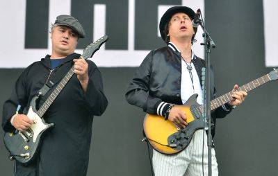 Watch The Libertines deliver their first TikTok dance in bid to claim Number One album - www.nme.com