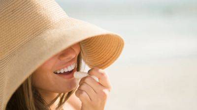 Should I Wear Makeup to the Beach? Here's What Dermatologists Say - www.glamour.com - New York