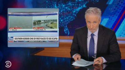 Jon Stewart Mocks Fox News On ‘The Daily Show’ For Making The Eclipse About Politics & Immigration - deadline.com - USA - Venezuela