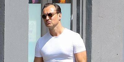 Jude Law Enjoys the Spring Weather While Shopping in New York City - www.justjared.com - New York