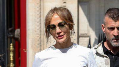Jennifer Lopez Is Basically Swimming in These Baggy Jeans—And They Still Look So Good - www.glamour.com - New York - USA