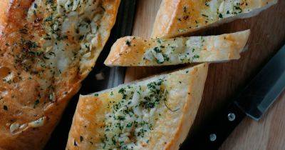 Garlic bread hack that is 'zero effort' takes minutes and uses two ingredients - www.dailyrecord.co.uk - Scotland