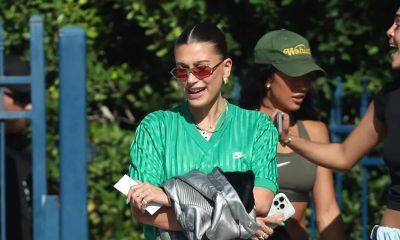 Hailey Bieber steps out with friends days after announcing her pregnancy - us.hola.com - Los Angeles