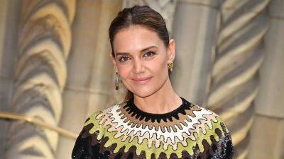Katie Holmes Complemented Her Sequined Kaftan With the Beauty Trend That Will Be Everywhere This Summer - www.glamour.com - USA - New York - county Potter - Beyond