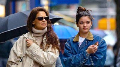 Katie Holmes Twins With Mini-Me Daughter Suri Cruise in Baggy '90s Denim - www.glamour.com - Britain - New York - Boston