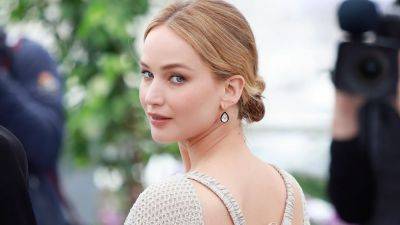 Jennifer Lawrence Is Bringing Back the Millennial Side Part for 2024 - www.glamour.com - New York