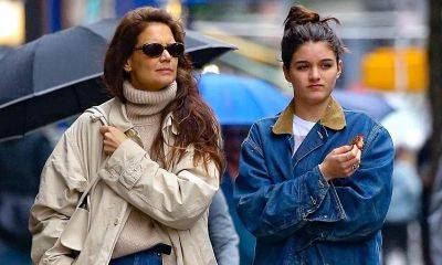 Katie Holmes and Suri Cruise go out in matching denim - us.hola.com - New York - New York - county Holmes