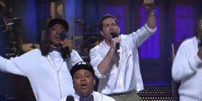 Jake Gyllenhaal Shows Off His Musical Chops, Performs Boyz II Men During 'SNL' Monologue - www.justjared.com