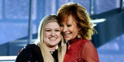 Kelly Clarkson Performs Reba McEntire for Kellyoke, Singer's Former Stepmother-In-Law Responds - www.justjared.com - USA - county Love