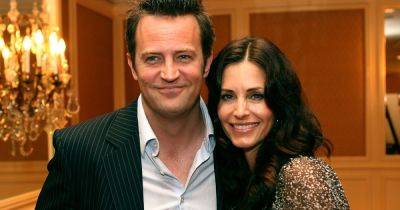 Friends' Courteney Cox says late co-star Matthew Perry ‘visits me a lot’: 'I sense Matthew’s around for sure' - www.ok.co.uk