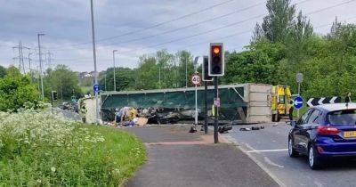 Dramatic photo shows overturned lorry at Ainley Top close to M62 motorway - www.manchestereveningnews.co.uk - Manchester