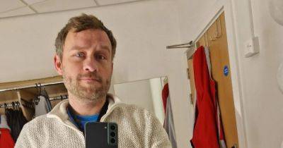 Coronation Street's Peter Ash prompts fan response as he calls co-star 'weirdo' in behind-the-scenes snap - www.manchestereveningnews.co.uk