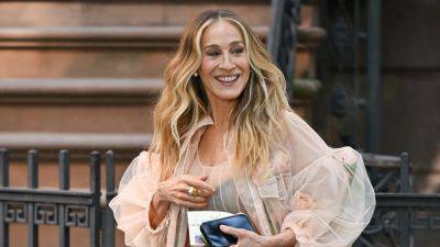 Sarah Jessica Parker Swaps Carrie's Signature Stilettos for Dr. Scholl's While Filming And Just Like That… - www.glamour.com - New York - county Parker
