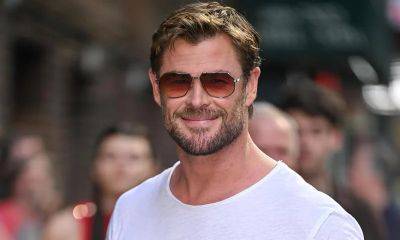 Chris Hemsworth teaches the secrets of ‘box breathing’ while eating hot wings - us.hola.com - Australia