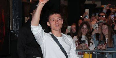 Tom Holland Greets Fans Coming to See Him in 'Romeo & Juliet' - www.justjared.com - London
