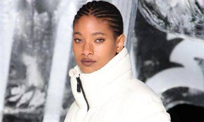 Willow Smith looks cozy in cropped jeans and chunky scarf in Malibu - us.hola.com - California - Malibu