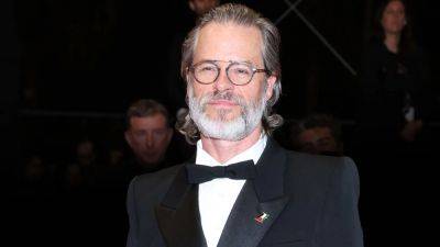 Vanity Fair France Issues Apology After Editing Guy Pearce Photo Wearing Palestinian Flag Pin - deadline.com - France - Palestine