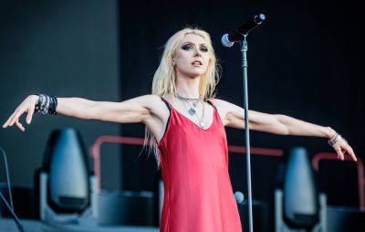 The Pretty Reckless’ Taylor Momsen gets bit by bat while opening for AC/DC - www.nme.com - Spain