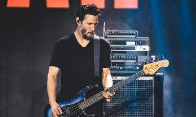 Keanu Reeves shows off his skills on the bass at a concert in Madrid - us.hola.com - New York - California - Madrid - county Reeves
