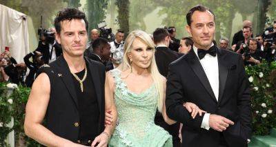 Andrew Scott Bares His Arms at Met Gala 2024 Alongside Donatella Versace & Jude Law - www.justjared.com - New York