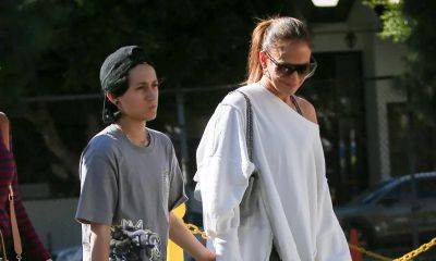 Jennifer Lopez and daughter Emme enjoy a day of Parisian shopping - us.hola.com