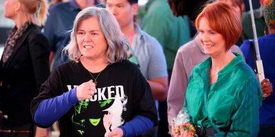 Cynthia Nixon & Rosie O'Donnell (In a 'Wicked' Shirt!) Film 'And Just Like That' in Times Square - www.justjared.com