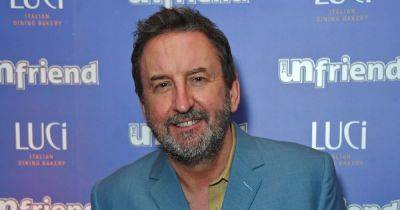 The 1% Club's Lee Mack's fans in stitches over his appearance on Pointless with TV legend - www.ok.co.uk