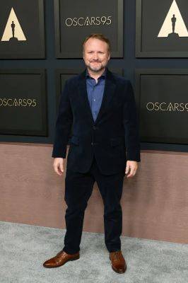 Rian Johnson Unveils First Look Photo For ‘Wake Up Dead Man: A Knives Out Mystery’ - deadline.com - county Johnson - Washington