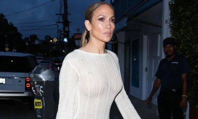 Jennifer Lopez wears figure-hugging dress in solo dinner amid Ben Affleck divorce rumors - us.hola.com - Los Angeles - Los Angeles - California - Mexico - city Santiago