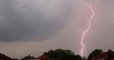 Met Office warns of heavy showers and thunder in coming week - www.manchestereveningnews.co.uk - county Person