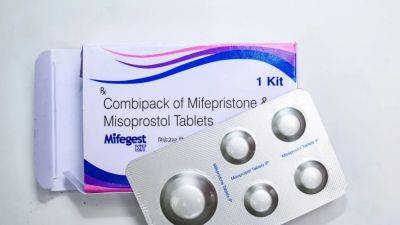 Supreme Court Upholds Access to Abortion Pill Mifepristone in Unanimous Vote - www.glamour.com - USA