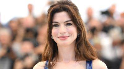 Anne Hathaway Just Revealed Her Go-to Hack for Plumper Lips - www.glamour.com