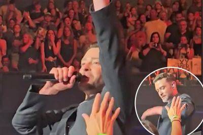 Moment Justin Timberlake angrily slaps away fan who tried to touch him mid-concert - nypost.com - Florida - Las Vegas