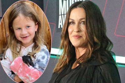 Awww! Watch Alanis Morissette Perform Ironic As Duet With Her 8-Year-Old Daughter! - perezhilton.com - Nashville