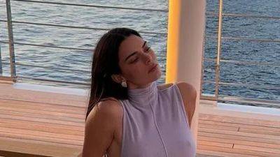 Kendall Jenner Walked Barefoot Around the Louvre Museum, and People Are Losing It - www.glamour.com - Paris