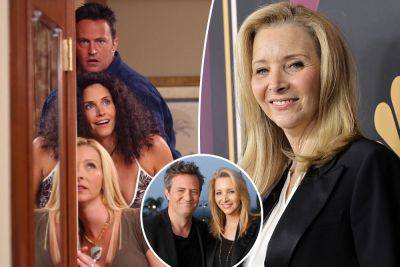 Lisa Kudrow reveals she’s rewatching ‘Friends’ to celebrate Matthew Perry: ‘I’m blown away’ - nypost.com