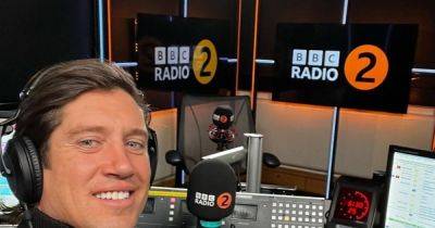 Radio 2 in huge on-air meltdown as Vernon Kay left scrambling to play CDs - www.ok.co.uk