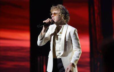 Listen to Beck’s orchestral performance of ‘Paper Tiger’ on Kimmel - www.nme.com - Spain - Los Angeles