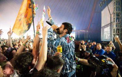Glastonbury 2024: Kasabian cover bangers, play classics and preview ‘Happenings’ at packed-out Glastonbury 2024 secret set - www.nme.com - USA