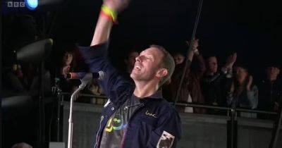 Dakota Johnson proudly watches Chris Martin during Coldplay's Glastonbury slot with his kids Apple and Moses - www.ok.co.uk - Mexico