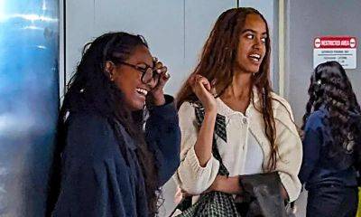 Malia and Sasha Obama laugh together as they wait to board their plane at LAX - us.hola.com - Los Angeles - Los Angeles - Greece