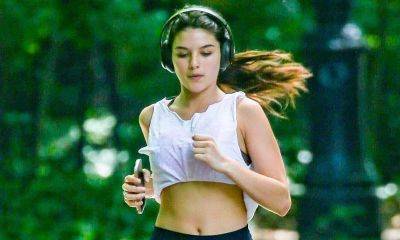 Suri Cruise wears white crop top and black shorts while working out in New York City - us.hola.com - New York