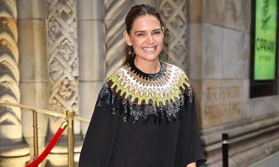Katie Holmes radiates joy during summer outing with her mother in NYC - us.hola.com - France - New York - county Holmes