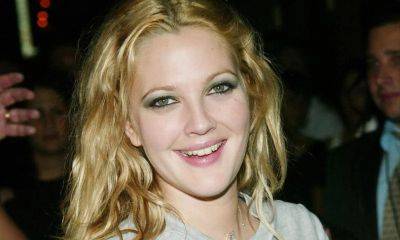 Drew Barrymore recreates her 2003 ‘Charlie’s Angels’ look with makeup and blonde hair - us.hola.com - New York - county Sanders