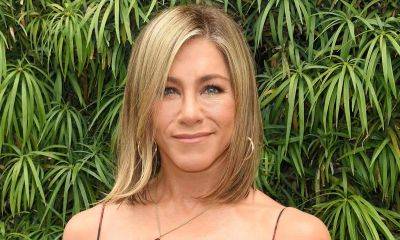 Jennifer Aniston tears up on the 30th anniversary of ‘Friends’: ‘It’s so strange’ - us.hola.com - county Bullock