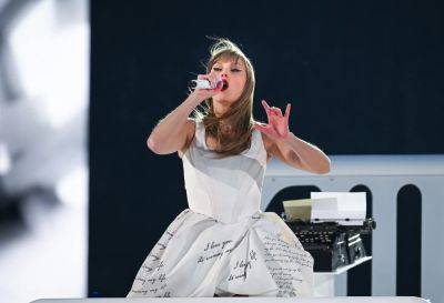 Taylor Swift Shakes Off Frozen Hand Mid-Show For “Scotland’s Biggest Ever Stadium Concert” - deadline.com - Britain - Scotland