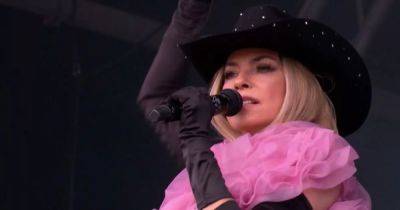 Shania Twain's Glastonbury set leaves fans complaining she's 'been thrown under the bus' - www.ok.co.uk